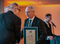 Na zdjęciu - Prezes GAPR odbiera nagrodę BCC